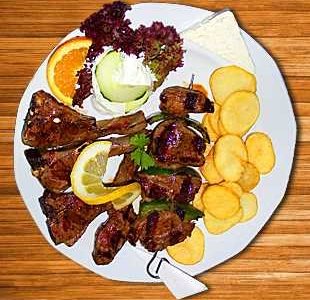 Lammgrill-Teller
mit Lammkotletts und einem Lammspieß, dazu Knoblauchkartoffeln, Zaziki und ein kleiner Beilagensalat