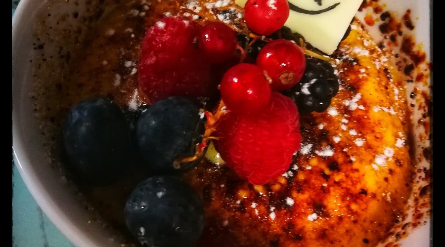 Crema catalana con frutti di bosco freschi 