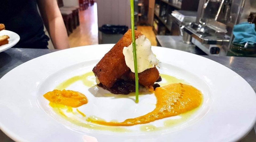 Mozzarella Dolce Fritta
Fried italian mozzarella wrapped in parmaham with sweet potato puree, apple raisin chutney, vanilla-lime mascarpone and dill oil.