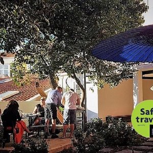 Our beautiful garden with shady fruit trees and view to Tejo River. Enjoy your breakfast here, a sun downer or rest with a book in our huge day bed. 
