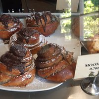 Bullar med choklad på ... i glasmontern.