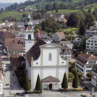 Pfarrkirche (église paroissiale) St.Peter und Paul à Kussnacht am Rigi (canton de Schwyz) - vue extérieure depuis la Seeplatz.