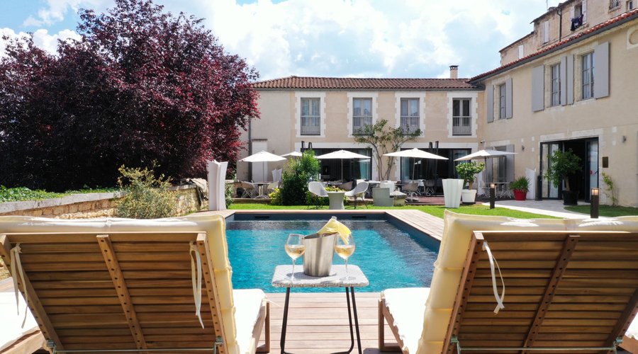 Espace détente au bord de la piscine chauffée et mise gratuitement à disposition des clients.