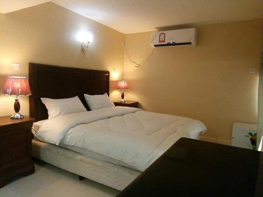باص يحتوي على غرفة نوم luxury home design