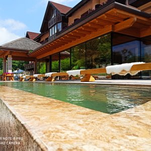 Esterno con piscina 