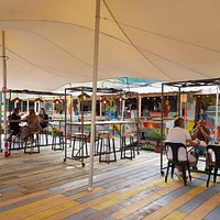 Grandes et belle terrasse abritée du soleil ou des intempéries, bar Lounge et restauration variée et de qualité : petits déjeuners / café le matin dés 10h, encas, sandwichs, plats du jour variés, salades de saison, grillades et desserts.
Cuisines italienne par l’Italie gourmande, burgers frites by le Spot, cuisine africaine par KM5 Food, cuisine portugaise avec Saveurs de chez Nous, stand glaces, gaufres et crêpes pour petits et grands gourmands.