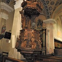 la chaire avec personnages sculptés