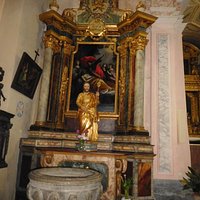 un autel et les fonds baptismaux