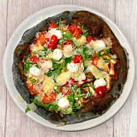 Pizza “Regina” con impasto al carbone vegetale