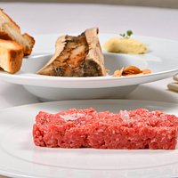"Battuta di Vitella Piemontese, Midollo, Aglio fritto, Pane croccante e crema al Rafano"