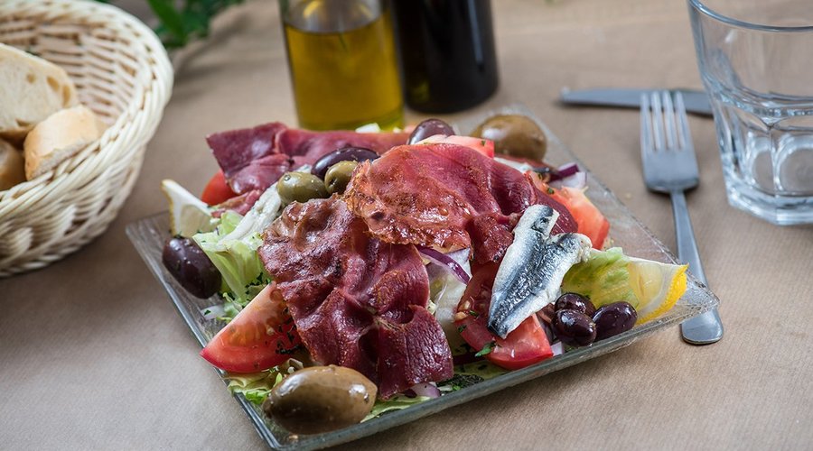ensalada de la casa
mixed salad with sautéed serrano ham, anchovy fillet
 G - Gluten-free L - Lactose-free