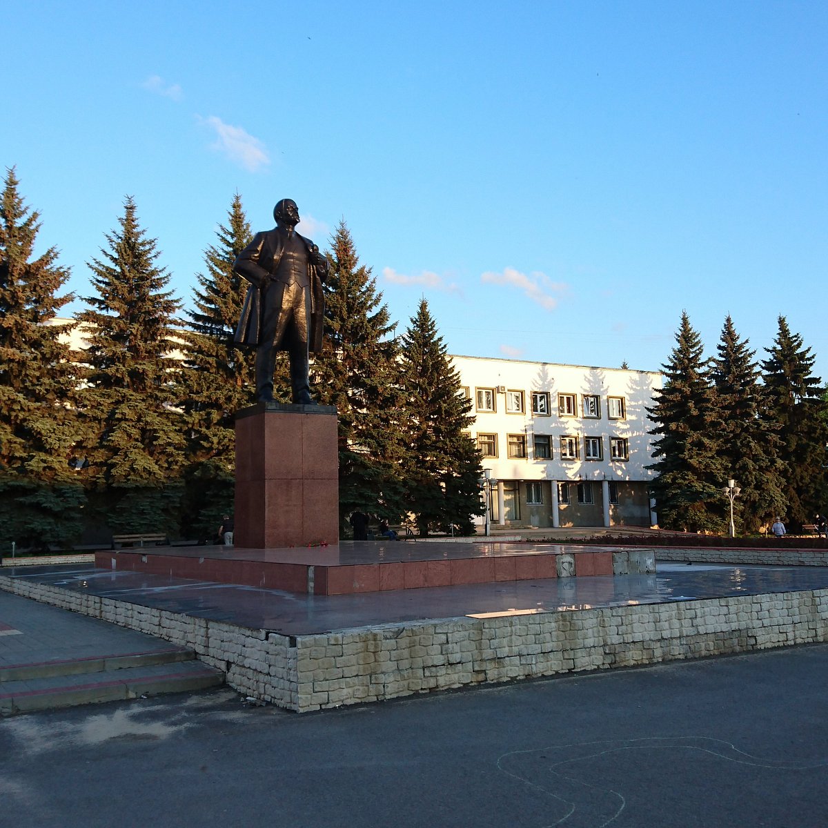 День города мценск 2024. Памятник Ленину в Орле. Площадь Ленина Мценск. Памятник Ленину в Череповце. Памятник Ленину в Куртамыше.