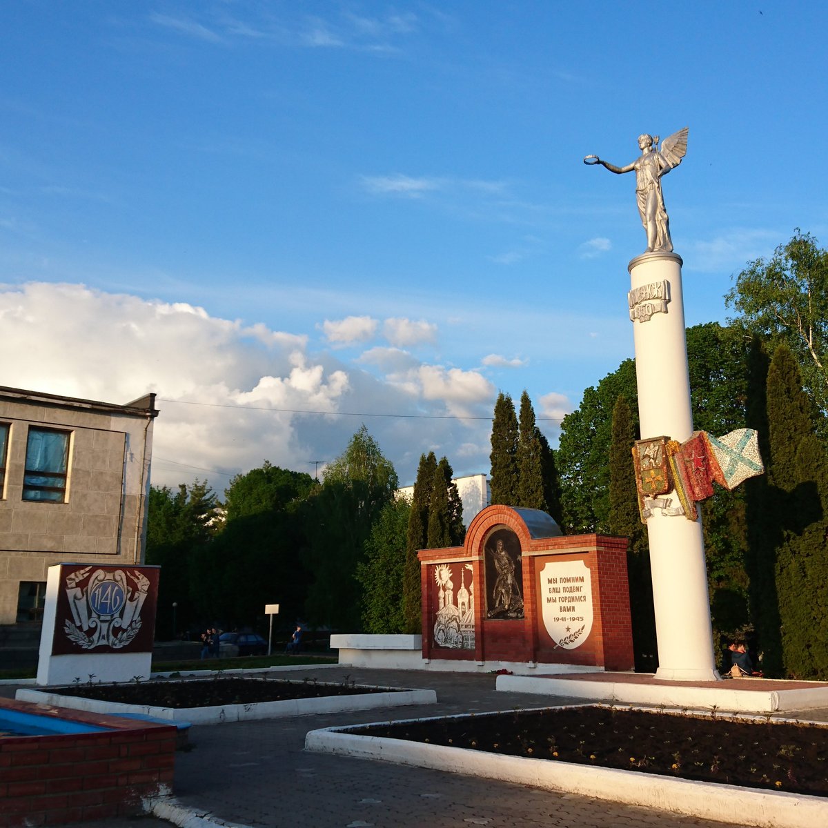 Город мценск. Монумент в честь 850-летия города Мценска. Мценск Орловская площадь. Памятник Владимиру Ильичу Ленину, Мценск. Памятники города Мценска.