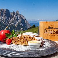 Buchweizenapfelstrudel auf der Tschötsch Alm mit Schlernblick; Strudel di garno saraceno nella baita Tschötsch, con vista sullo Sciliar, Buckwheat apple strudel with view to the Sciliar on Tschötsch Alm in the Dolomites, Alpe di Siusi Seiser Alm