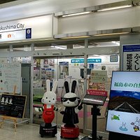 新幹線改札を出てすぐ!ももりんとブラックももりんがお出迎え!