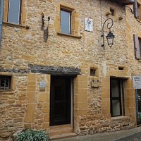 Cette maison du XVIe siècle est un lieu d'exception pour la mise en valeur d’œuvre d'art. Durant toute la saison, différents artistes exposent leurs œuvres dans l'ambiance chaleureuse des pierres dorées de cette maison.