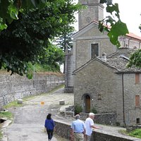 Deze parochiekerk kent een oorsprong in de 10de eeuw. De sfeer past in de middeleeuwen en van hieruit kan je verschillende trektochten beginnen o.a.naar het heiligdam Madonna di Cavigi en Madognana.