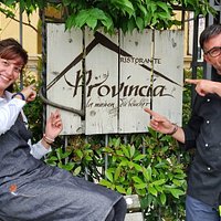 Insegna ingresso con Luca (titolare del ristorante) e Sara (caposala)