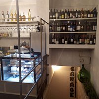 Cantina dei vini. Oltre 80 etichette