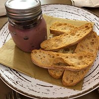 Tremenda comida de 10 , excepcional servicio , situado perfectamente , repetir está asegurado