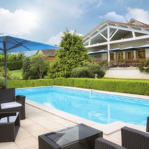 piscine privé de l hotel dans le jardin sur la campagne 