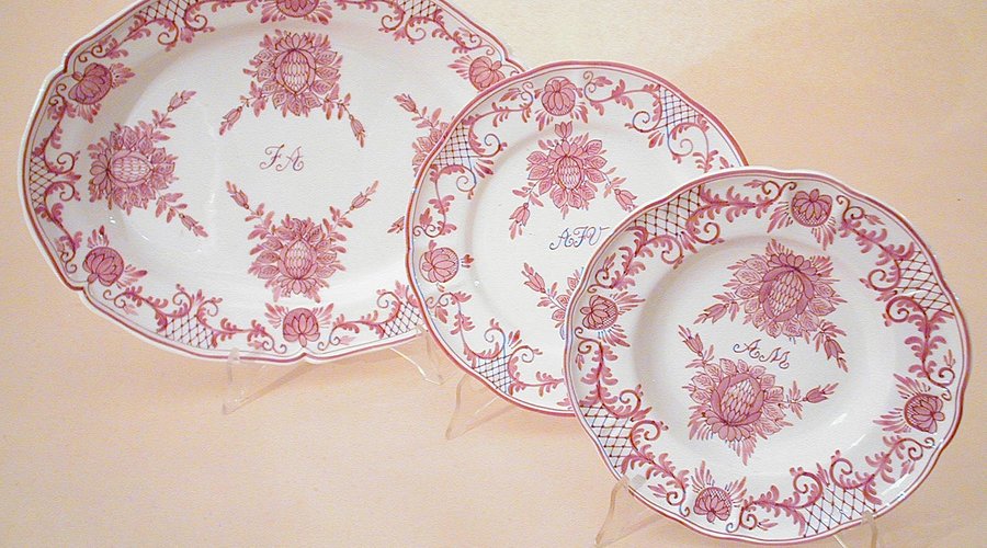 Servizio rosa antico personalizzato con iniziali di famiglia. Interamente realizzato a mano, da antichi modelli.