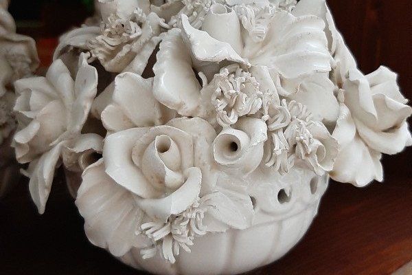 Collezione "Vecchia Este", tradizionale ceramica bianca di Este, da antichi modelli del '700. Fiori e foglie interamente realizzate a mano. 