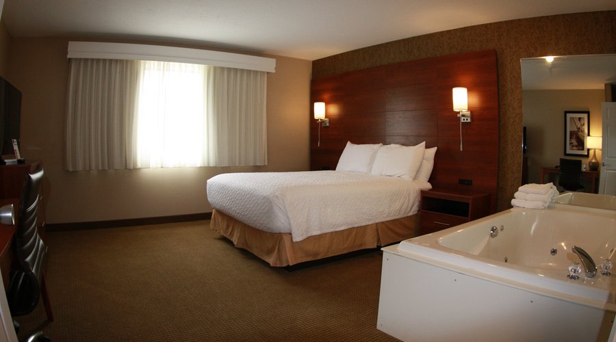 Queen Jacuzzi Suite 