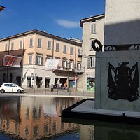 Dettaglio di obelisco e vasca