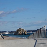 磯原海岸:スーパー堤防?からみえる二ツ島