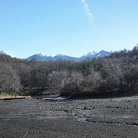 竜神池:遠くに雪山が見えます