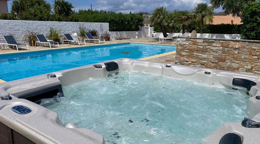 la piscine et son jacuzzi