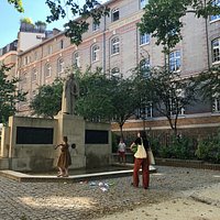 Simple homenaje en una plaza íntima.