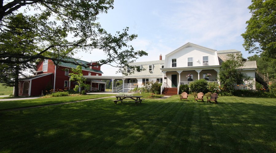 The front of the inn and the inviting front yard. 