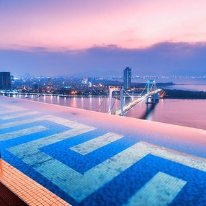 Located on the 29th floor, the golden infinity swimming pool of Danang Golden Bay Hotel, awarded the prize “the highest and largest swimming pool in the world”, with the water flowing over the edges enables guests to enjoy the magnificent view of the dreamy sunset and the endless horizon.