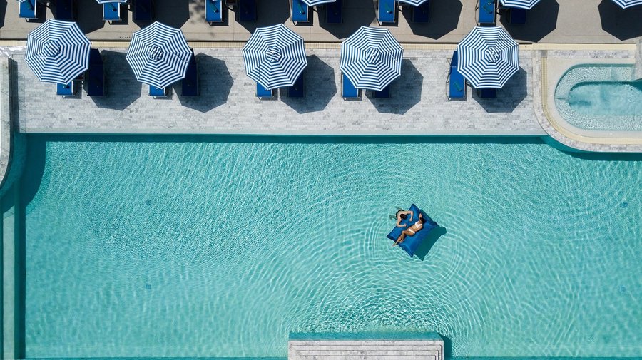 Lage swiming pool