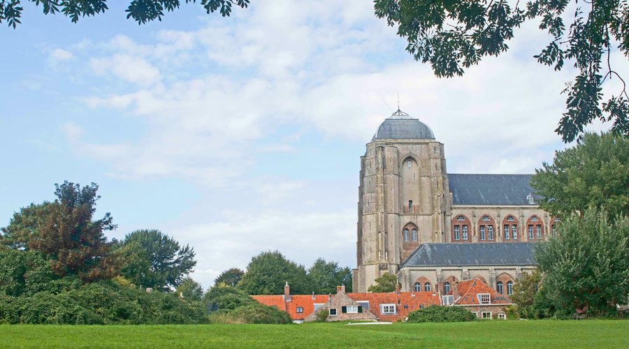 Grote Kerk Veere, bezien vanaf het Mauritsbolwerk.