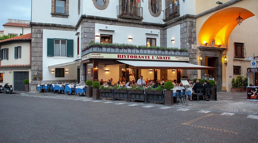 Il locale è situato nella famosa e centralissima Piazza Sant’Antonino, dove si trova il Santuario del Patrono, luogo ideale di partenza per una passeggiata tra le viuzze del centro storico disseminato di piccoli negozzi di souvenirs, sapori e odori di Sorrento.

La nostra filosofia ci induce alla ricerca continua di sapori nuovi supportati dall’utilizzo di materie prime genuine, fresche, biologicamente sane appositamente elaborate dai nostri chefs. Nel nostro ristorante usiamo solo prodotti dell