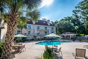 Palmera Inn and Suites in Hilton Head, image may contain: Hotel, Resort, Villa, Chair