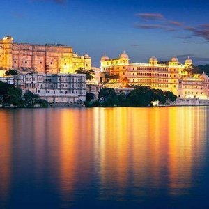 jag mandir udaipur en la noche