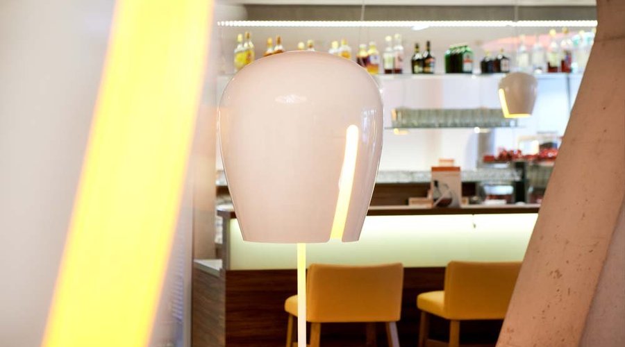 Lobby and bar 