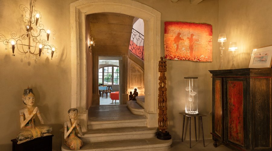 Entrée de l'hôtel.... et tout au fond, le jardin