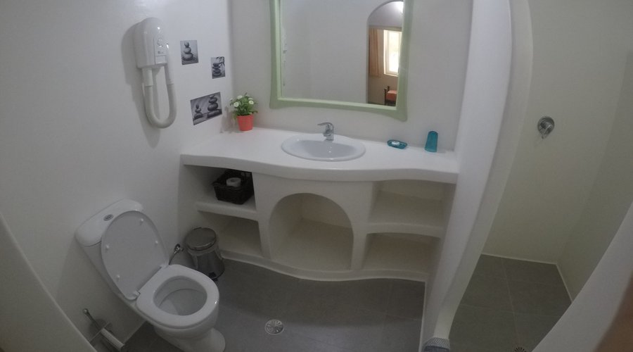 Room M2 Bathroom