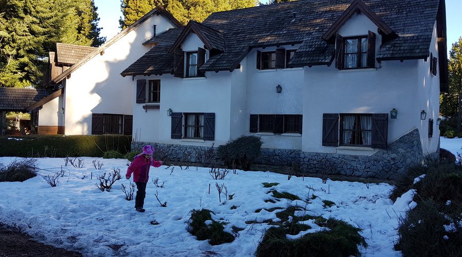 Jardim nevado onde as crianças puderam brincar e fazer boneco de neve. 