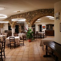 Sala ristorante con archi in pietra