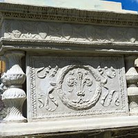 Il basamento della statua del Marzocco