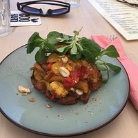 Un régal ces petites gaufres garnies de poulet curry poivrons!! Vous pourrez choisir lardons œufs brouillés tomates et bien d autres choses !! La pâte est délicieuse sans gluten et bio Ne ratez pas cette halte gourmande face à la mer !