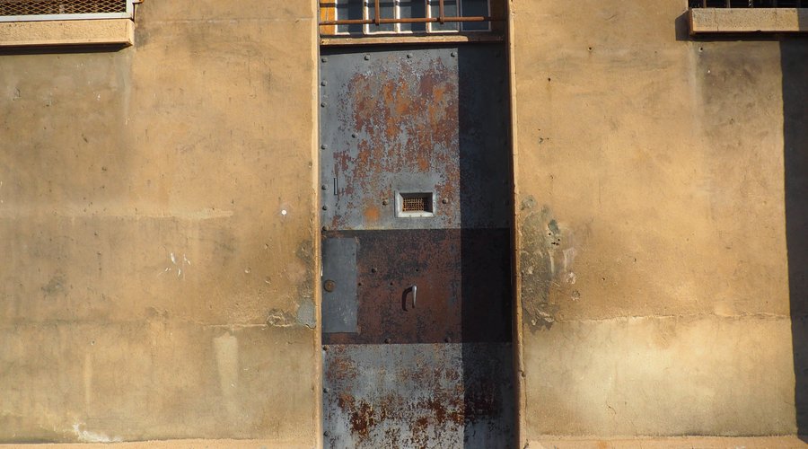 La porte de la cour de promenade