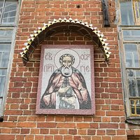 Икона святого на фасаде сакрала в Долматовском