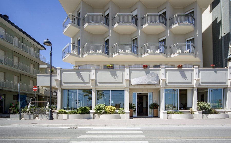 L’Hotel dei Cesari di Igea Marina è la struttura alberghiera ideale per la vacanza di tutta la famiglia; situato a pochi metri dalla spiaggia, fronte mare, con le sue 47 camere dotate di balcone e servizi è l’Hotel dove si può trascorrere una vacanza indimenticabile al mare.
 
 La gestione dell’Hotel dei Cesari di Igea Marina è a conduzione familiare, curata da albergatori con esperienza quarantennale, pronti ad offrire una vacanza di relax ai propri ospiti, in una location direttamente sul mare.